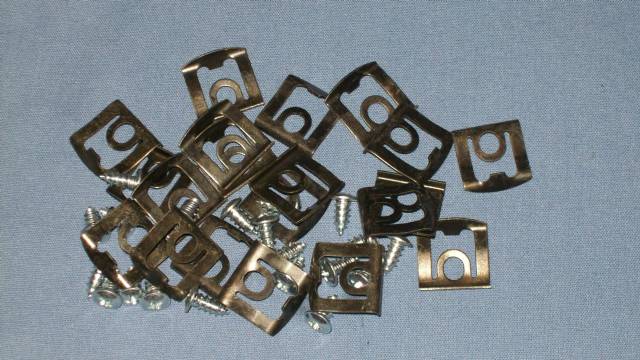 1000089B REVEAL CLIP SET REAR 68-75 DART