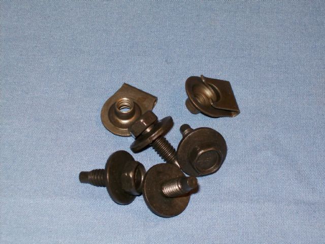 1000318 BOLT SET GRAVEL PAN B-BODY