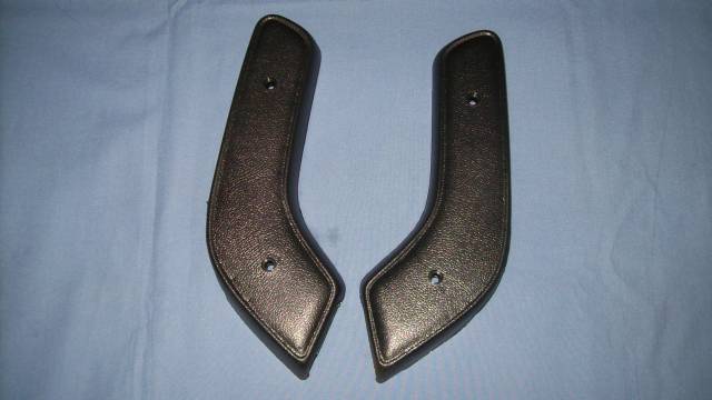 1602047 SEAT HINGE COVER 71-74 R,W BENCH